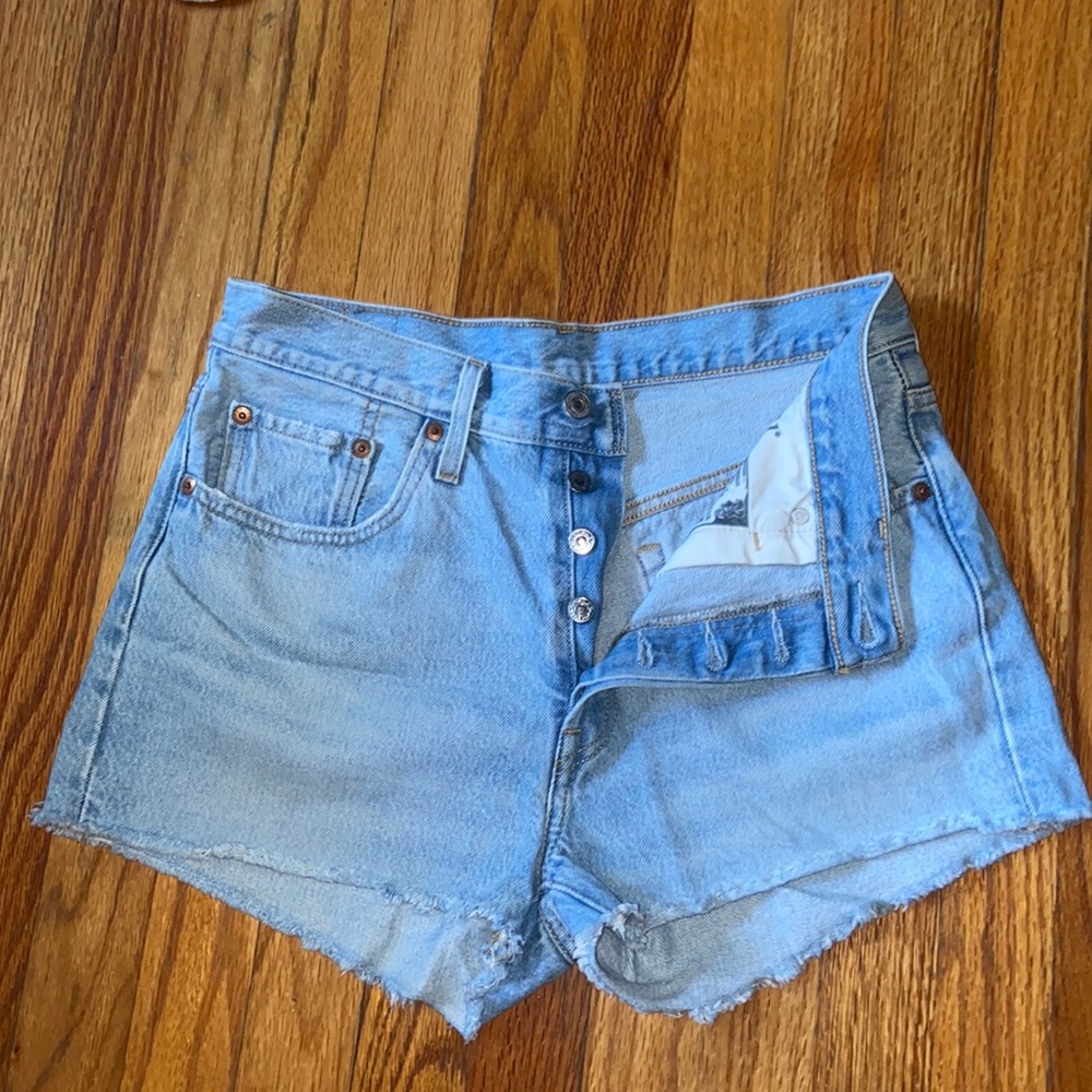 Light wash Levi Shorts